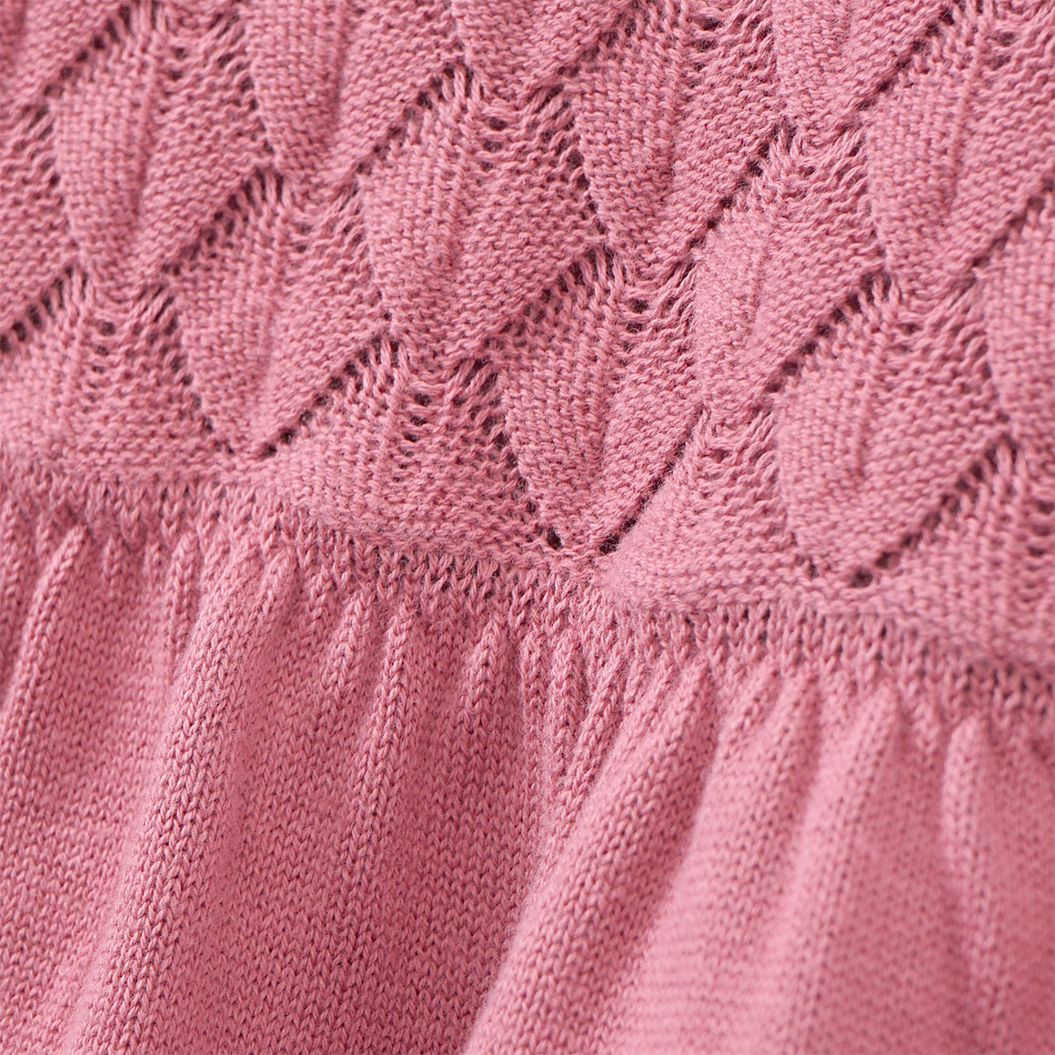 Gebreide meisjesjurk met honingraatstructuur