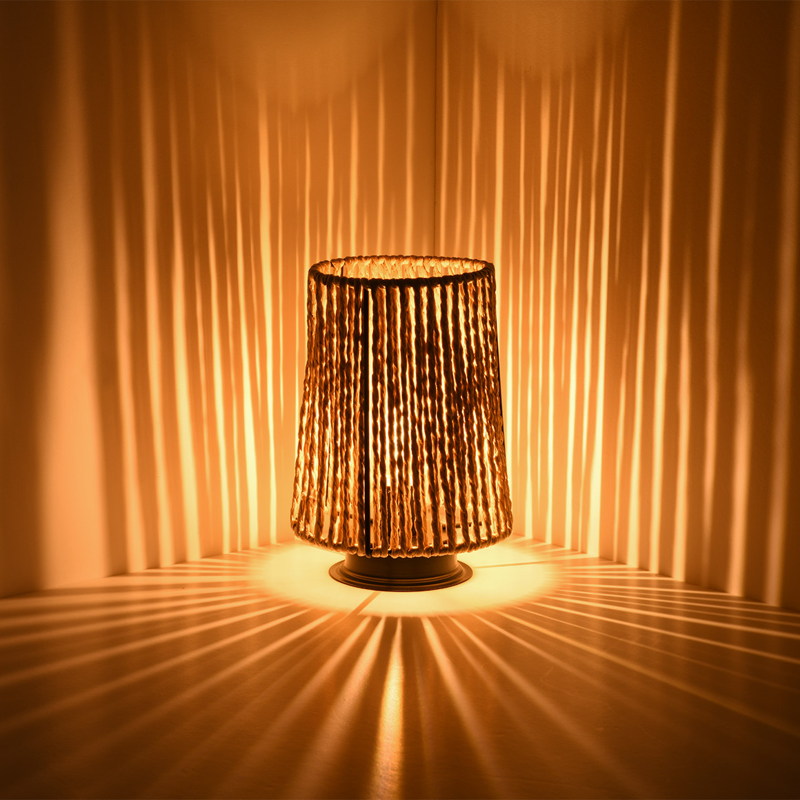 LED-Lampe in Rattan-Optik