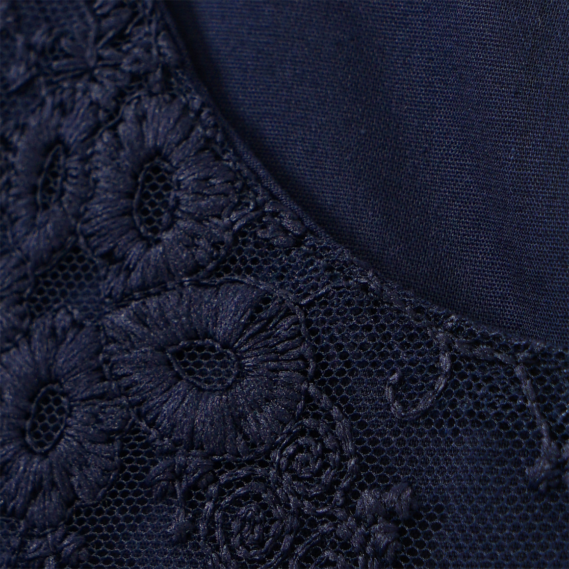 Mädchen Kleid mit Stickereien