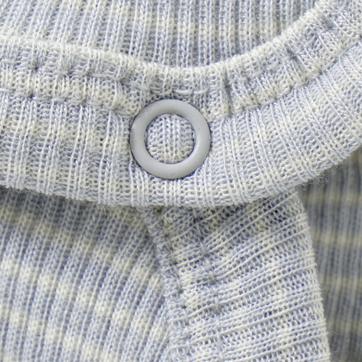 Babybody van wol en zijde met geribde textuur