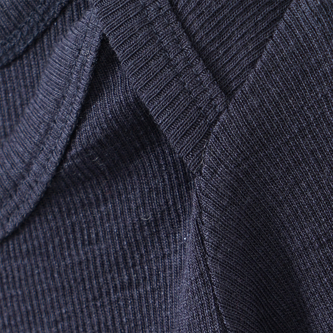 Babybody van wol en zijde met geribde textuur