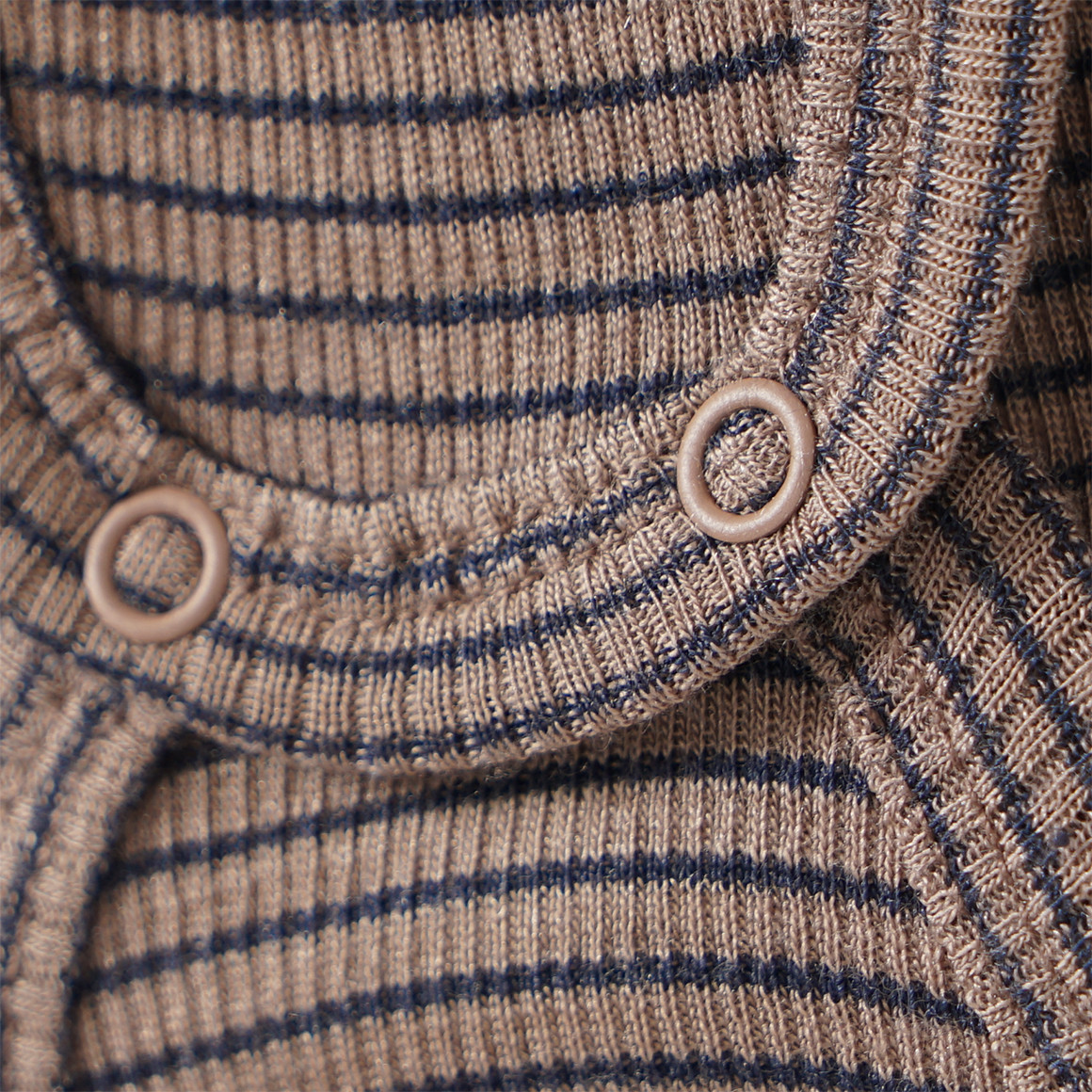 Babybody van wol en zijde met geribde textuur