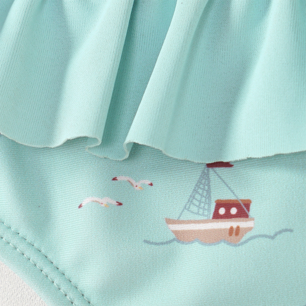 Mädchen Bikini mit Segelschiffen