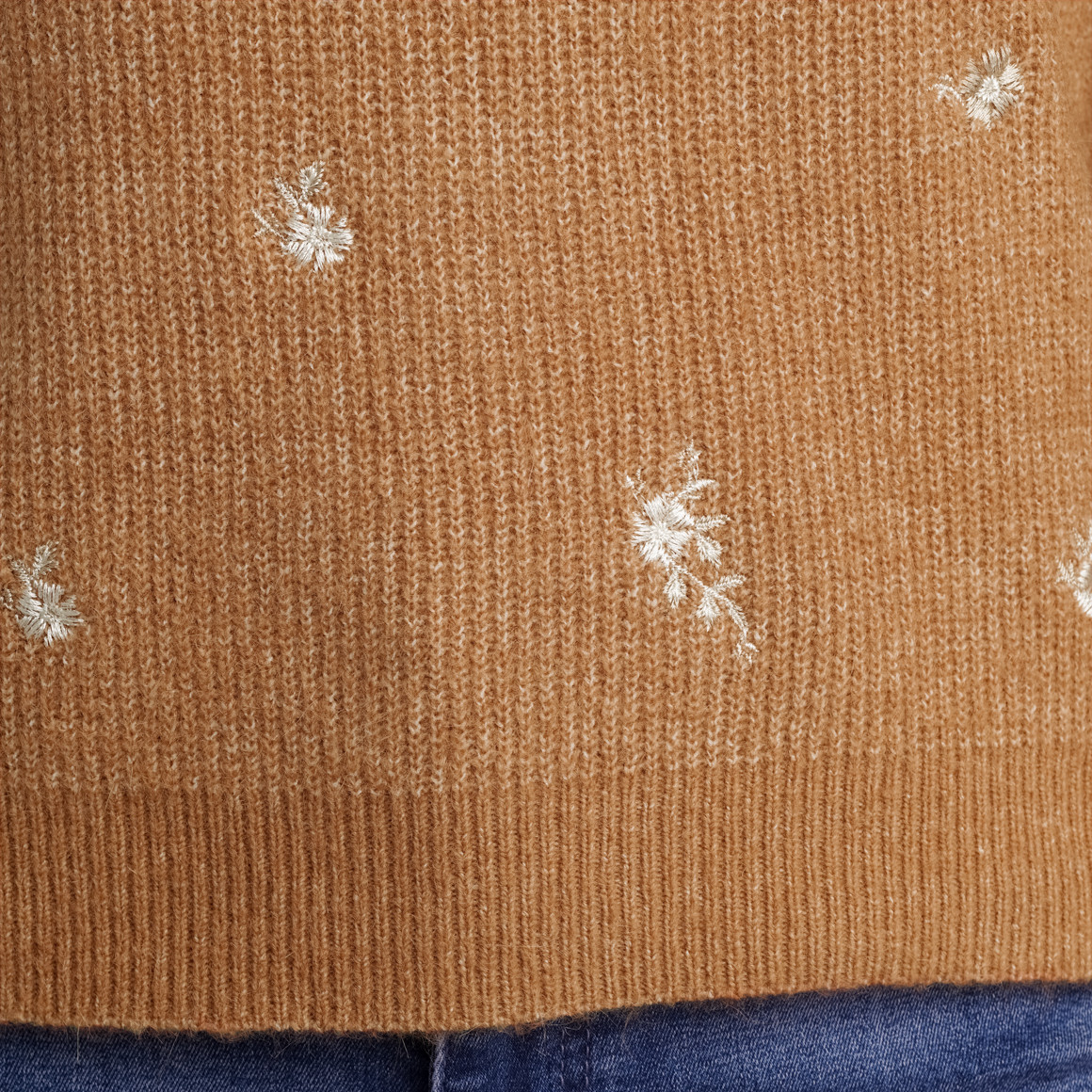 Gebreide damestrui met borduursel