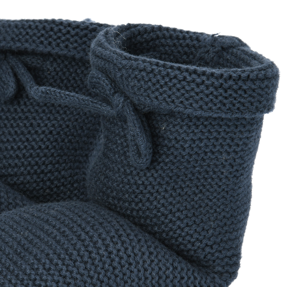 1 paar gebreide babyschoentjes met veters