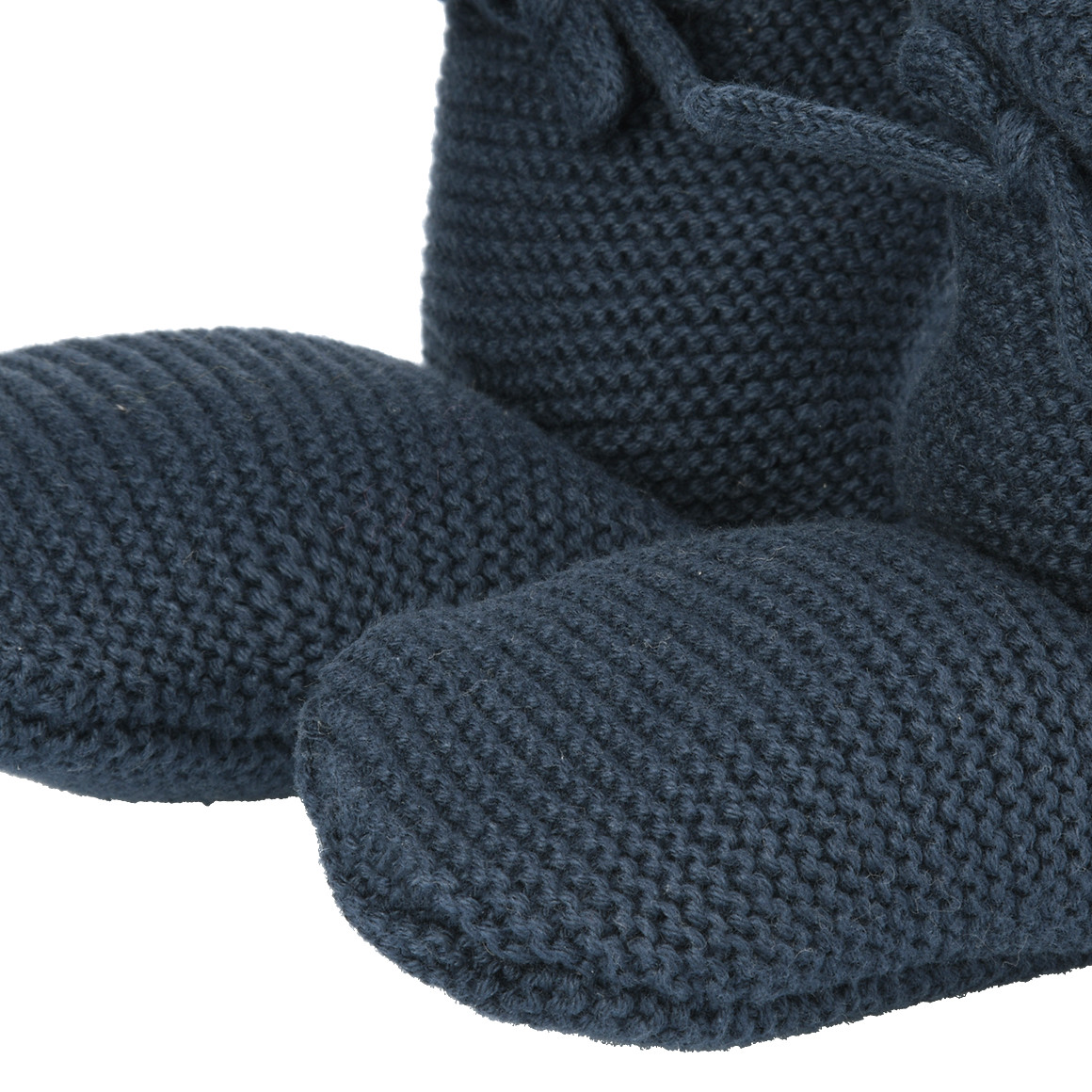 1 paar gebreide babyschoentjes met veters