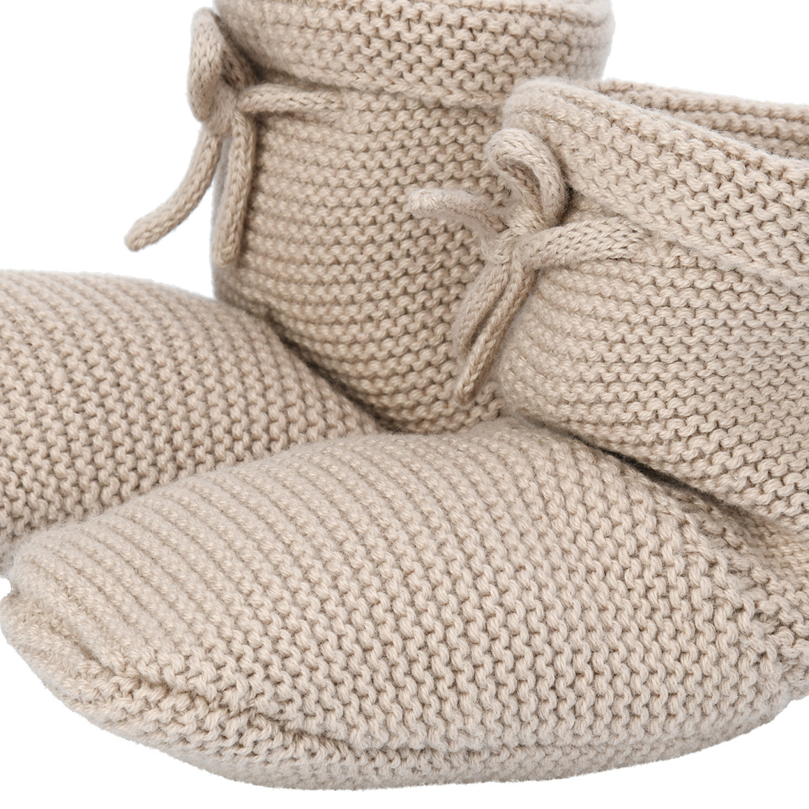 1 paar gebreide babyschoentjes met veters