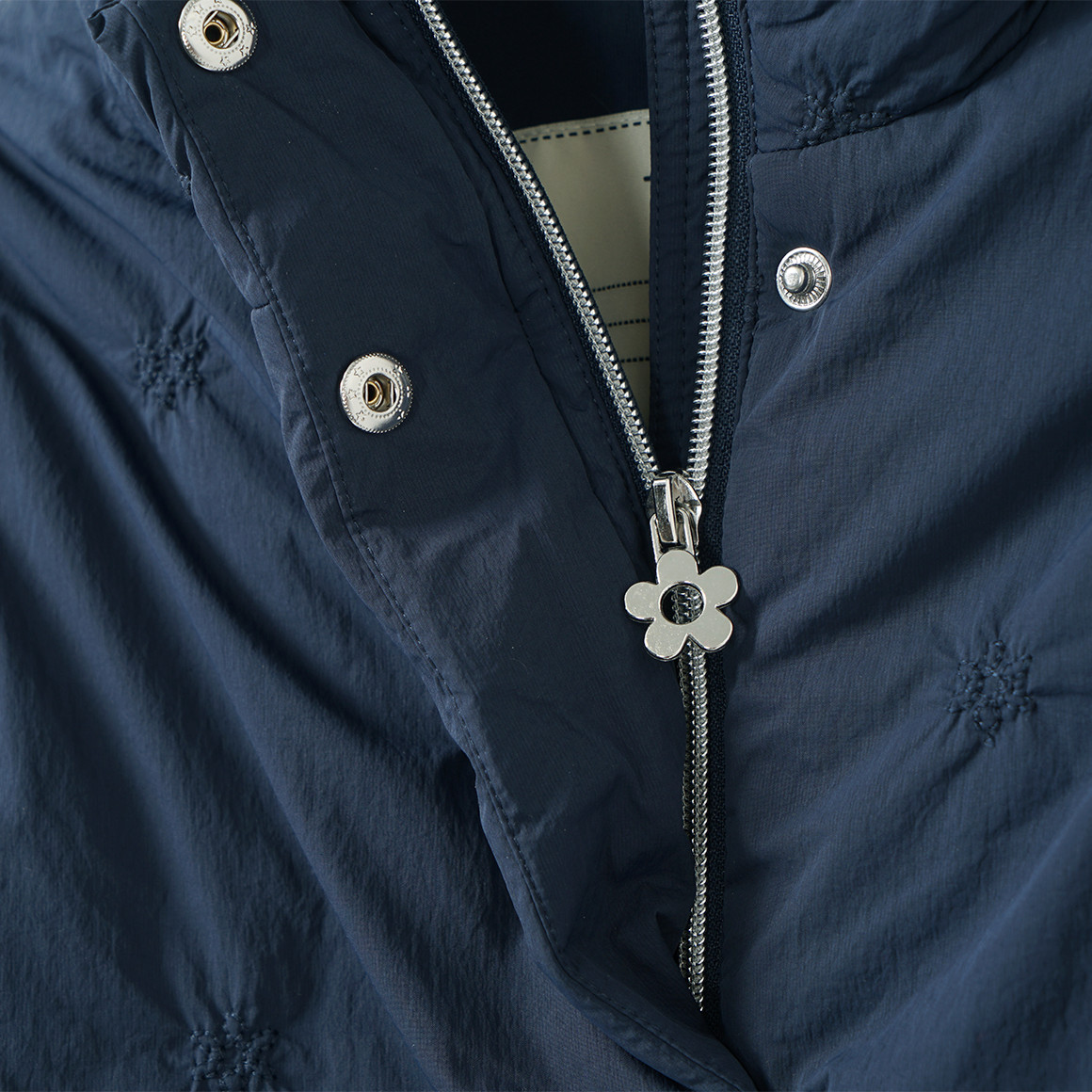 Meisjesjas met klein borduursel