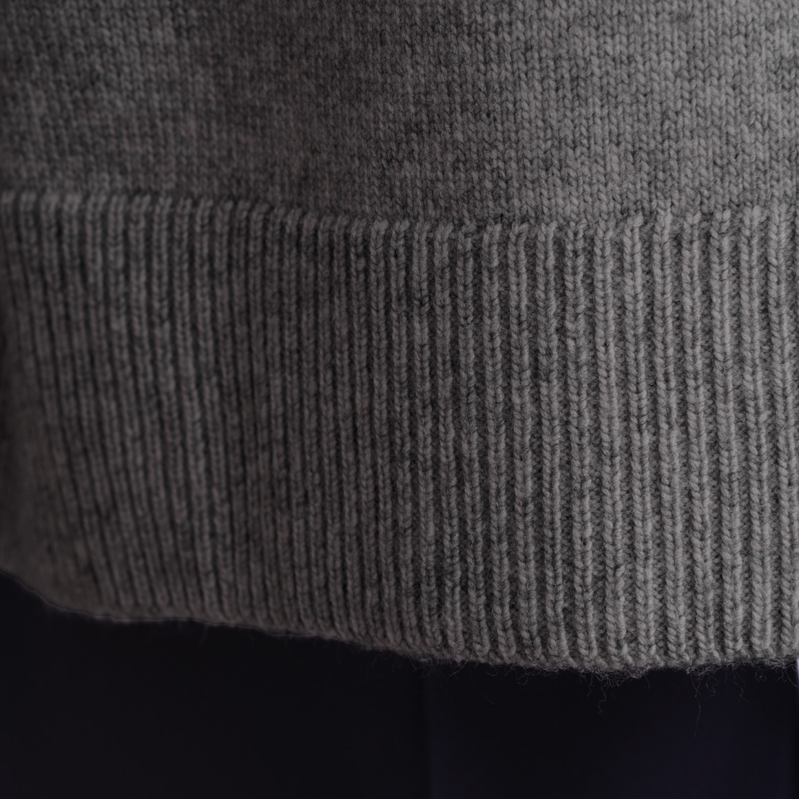 Dames gebreide trui met V-hals