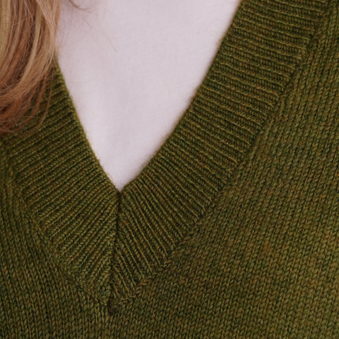 Dames gebreide trui met V-hals