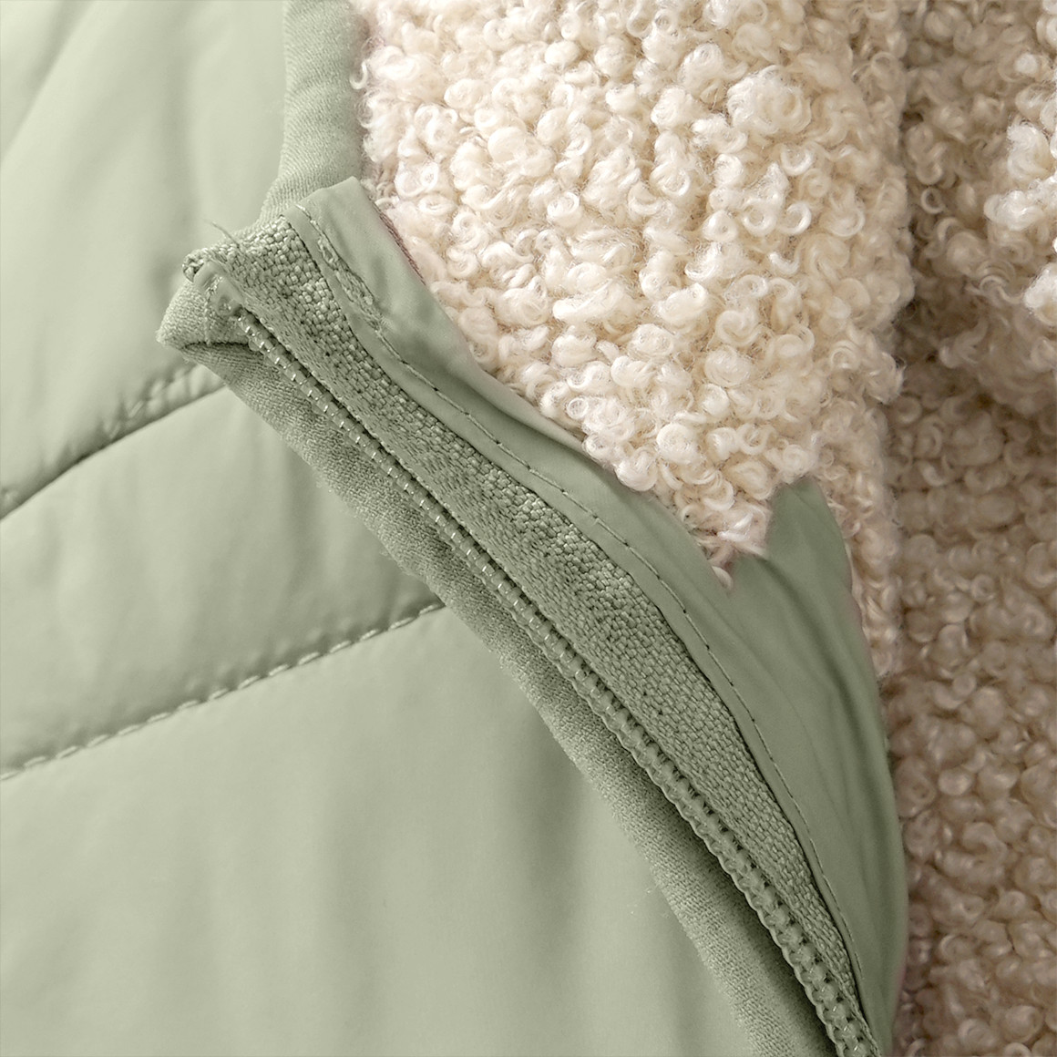 Gewatteerd babyjasje met teddyvoering