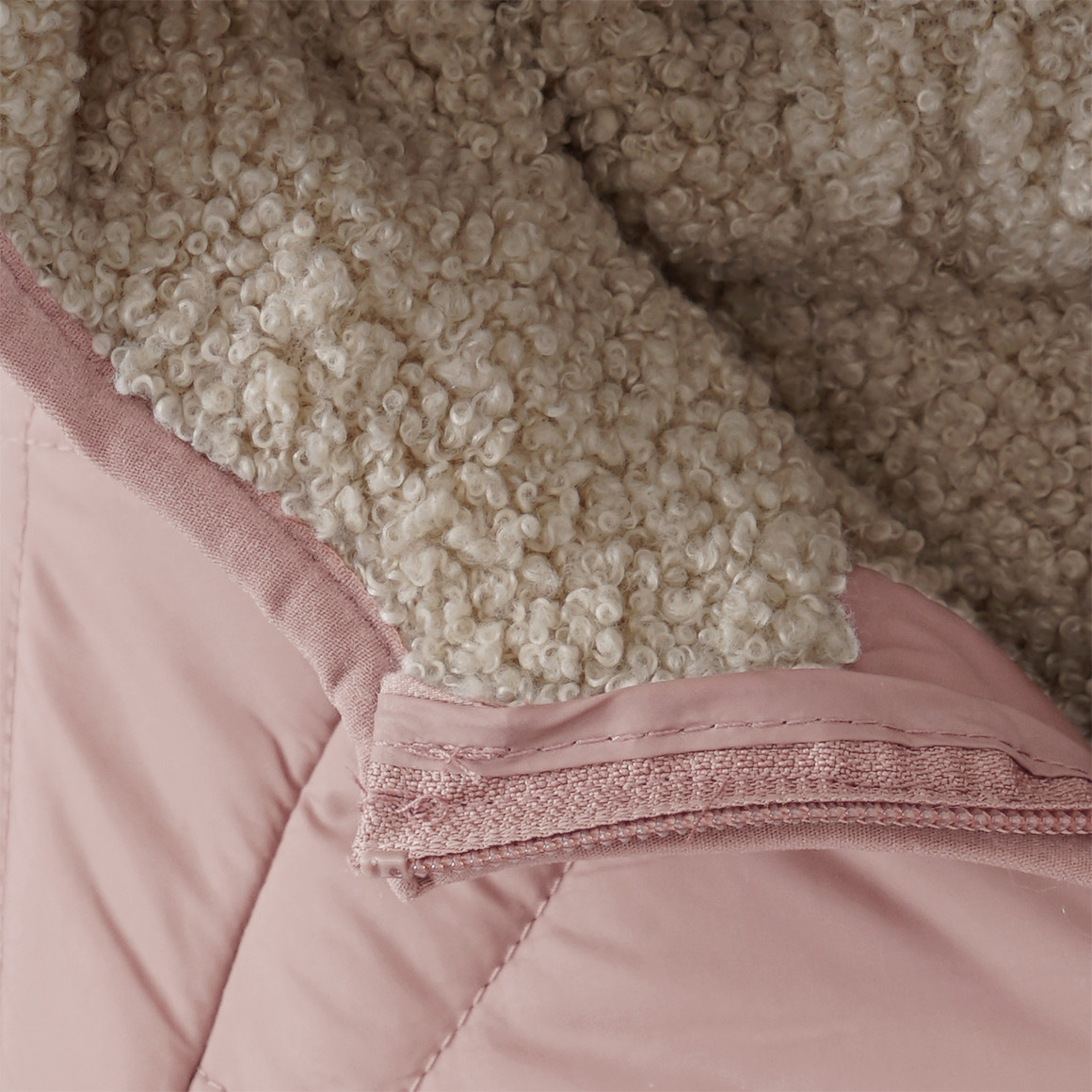 Gewatteerd meisjesjack met teddyvoering