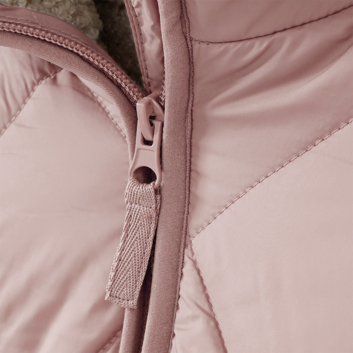 Gewatteerd meisjesjack met teddyvoering