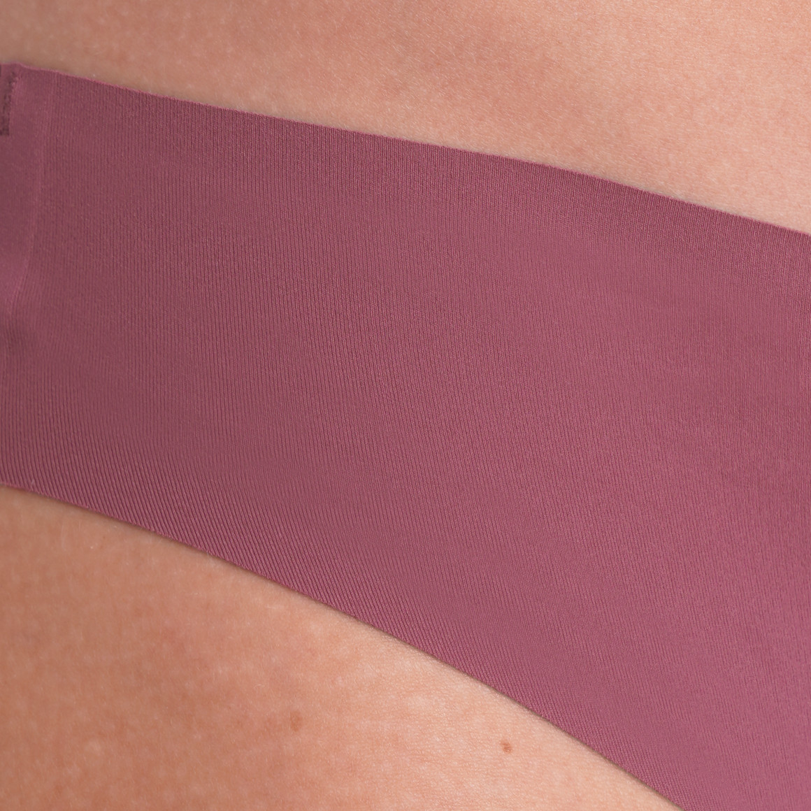 Naadloze damesslip van zachte microvezel