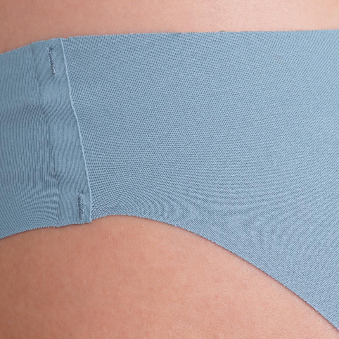 Naadloze damesslip van zachte microvezel