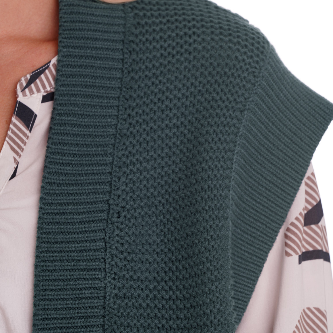 Gebreid damesgilet in korte vorm