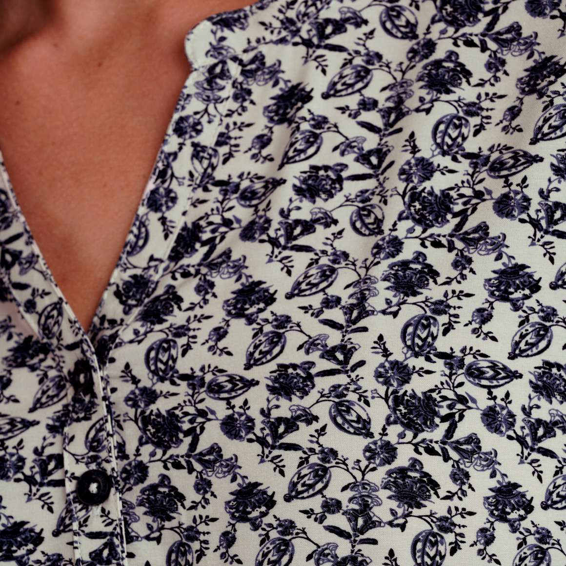 Damesblouse met omgeslagen mouwen