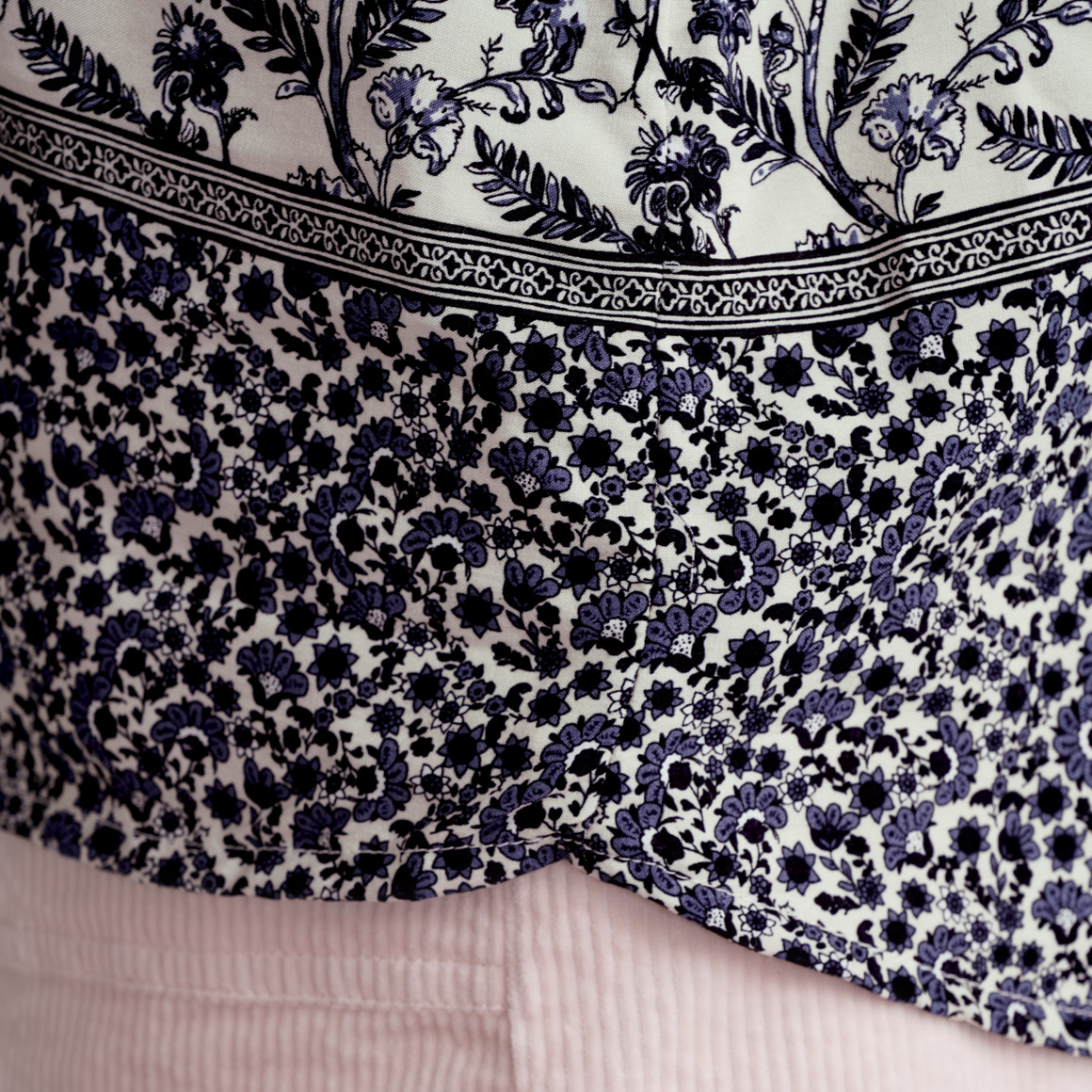 Damesblouse met omgeslagen mouwen