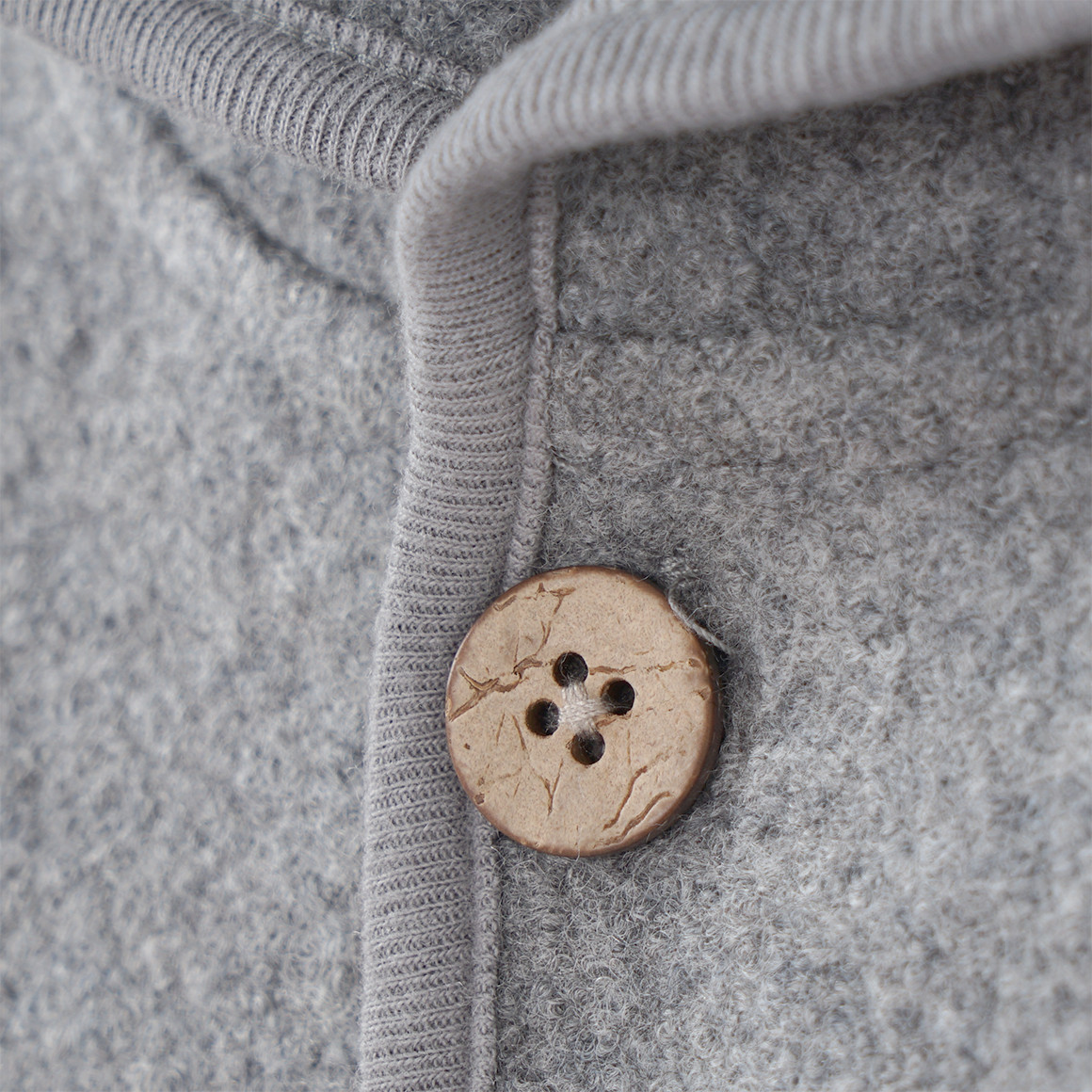 Wollen babyvest met omgeslagen boorden