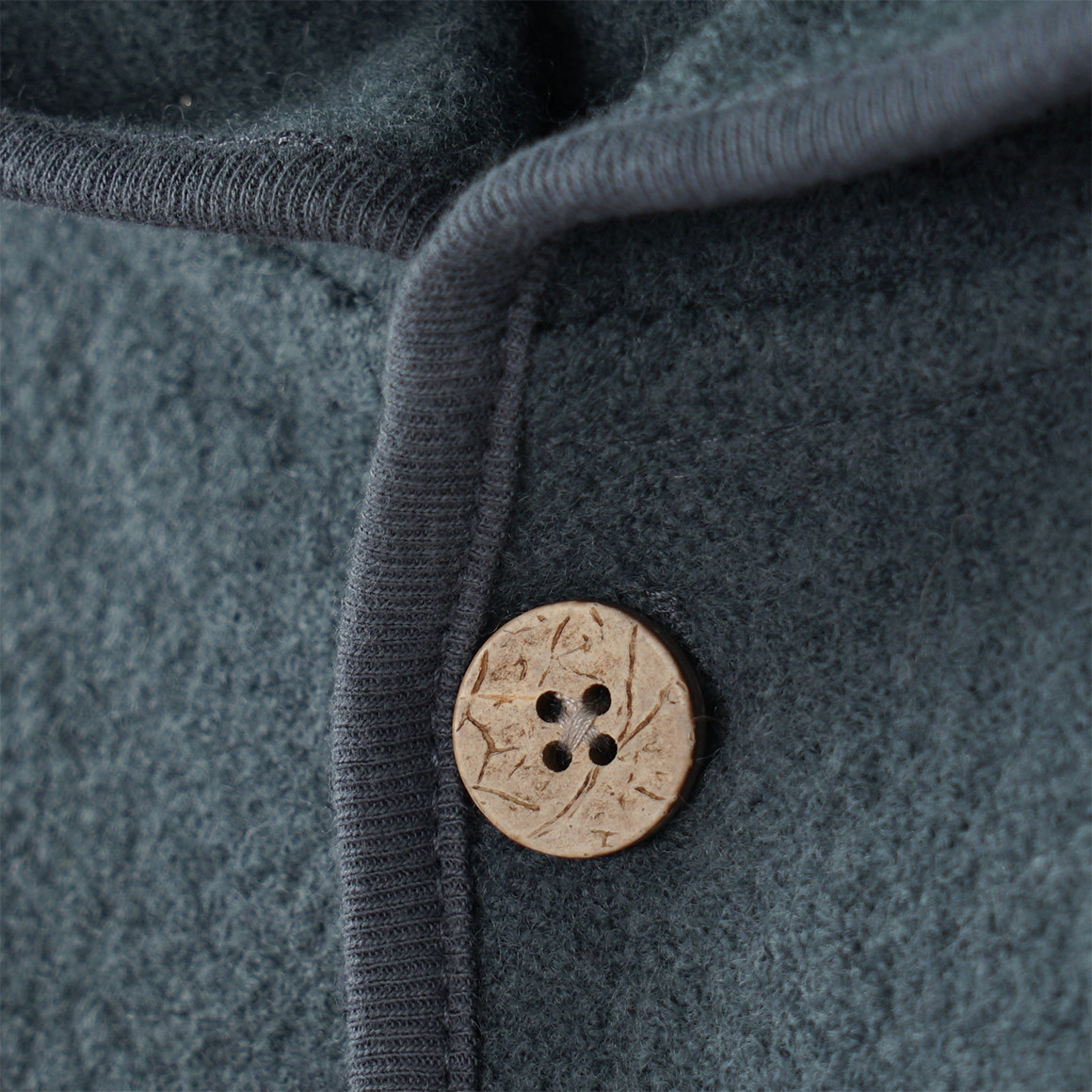 Wollen babyvest met omgeslagen boorden