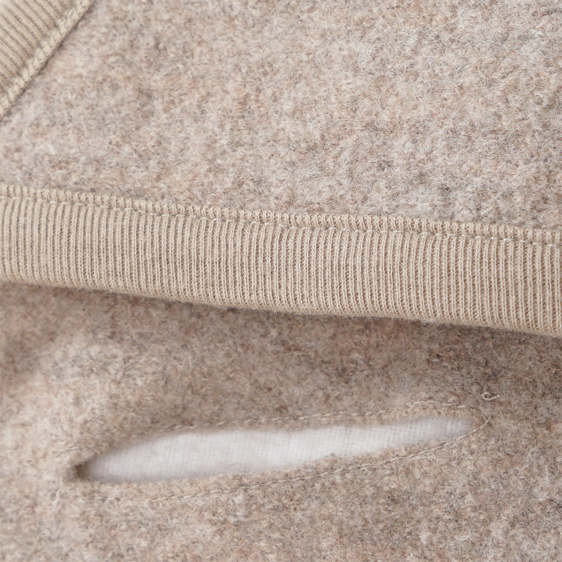 Wollen voetenzak met kap voor pasgeborenen