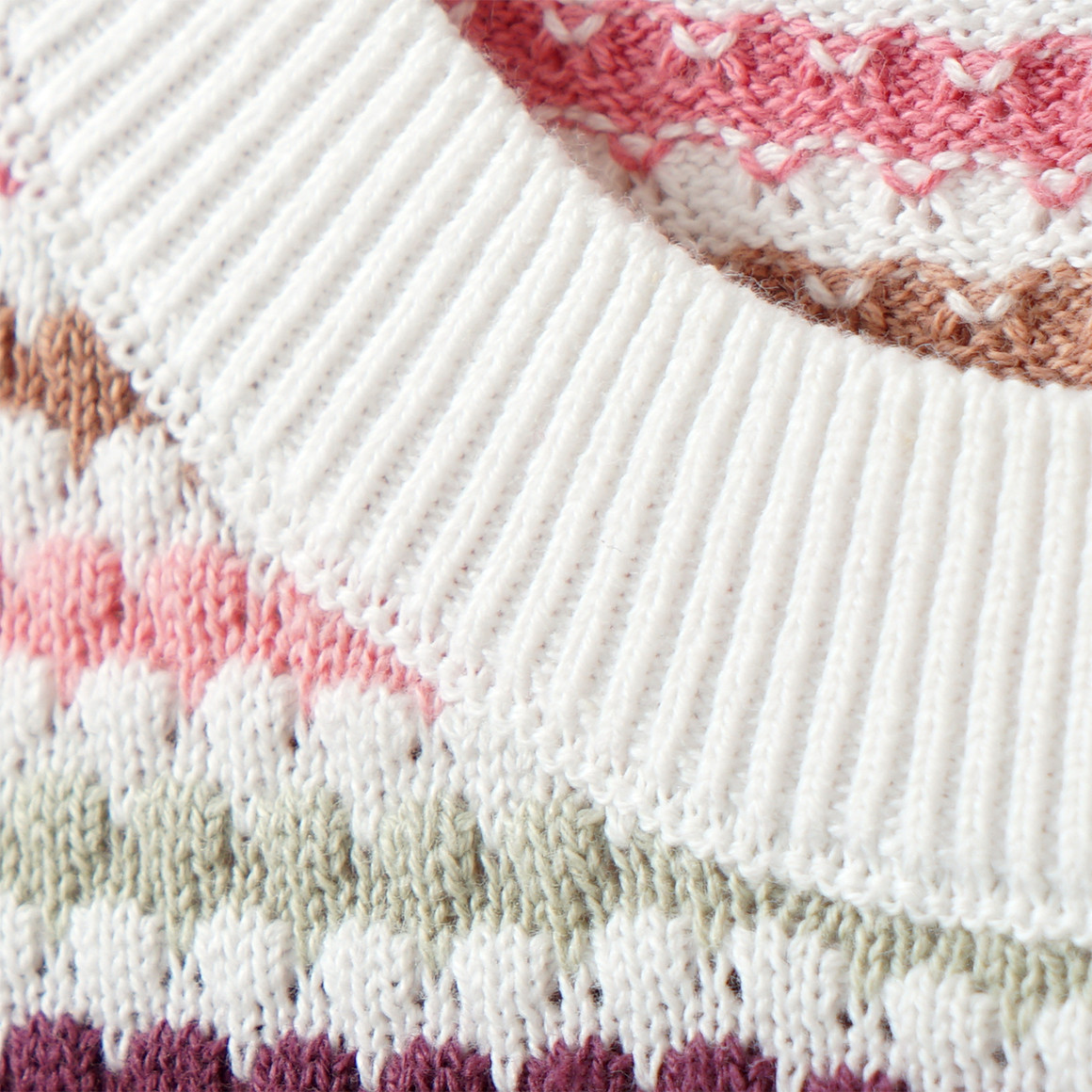 Gebreide meisjestrui met strepen