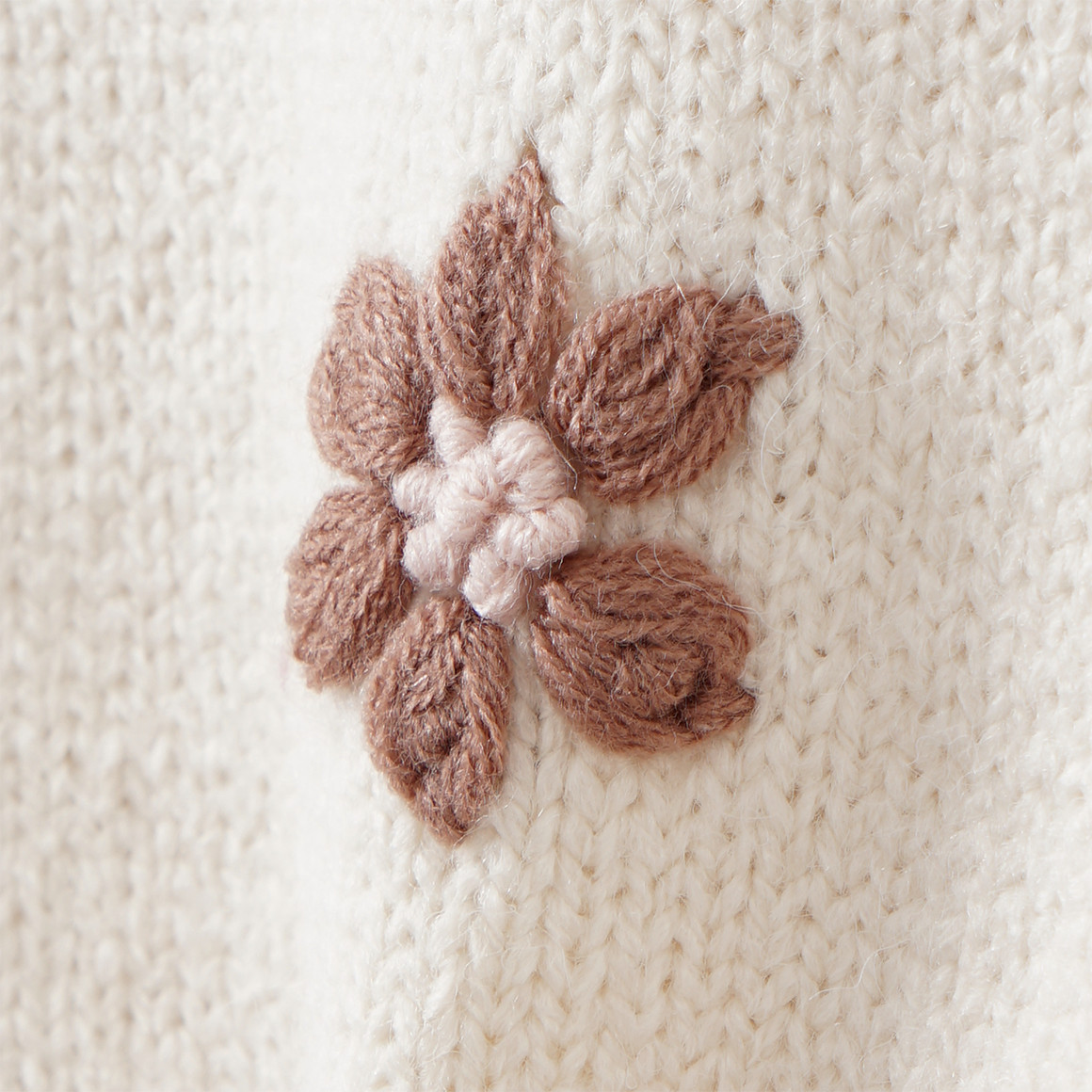 Gebreide trui met borduursel voor meisjes