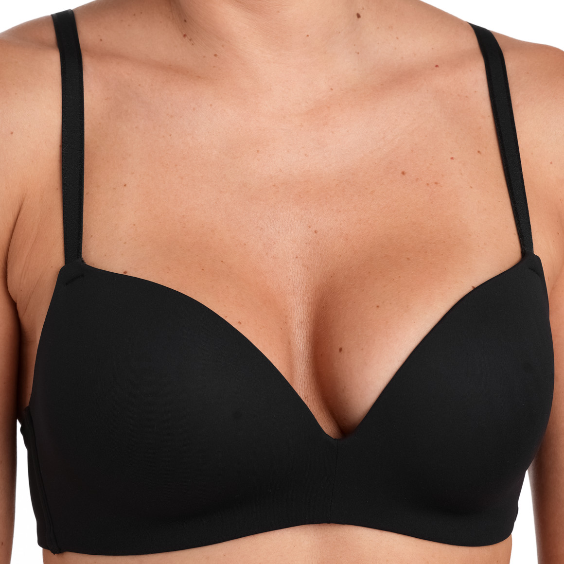 Zachte damesbeha in een basic look