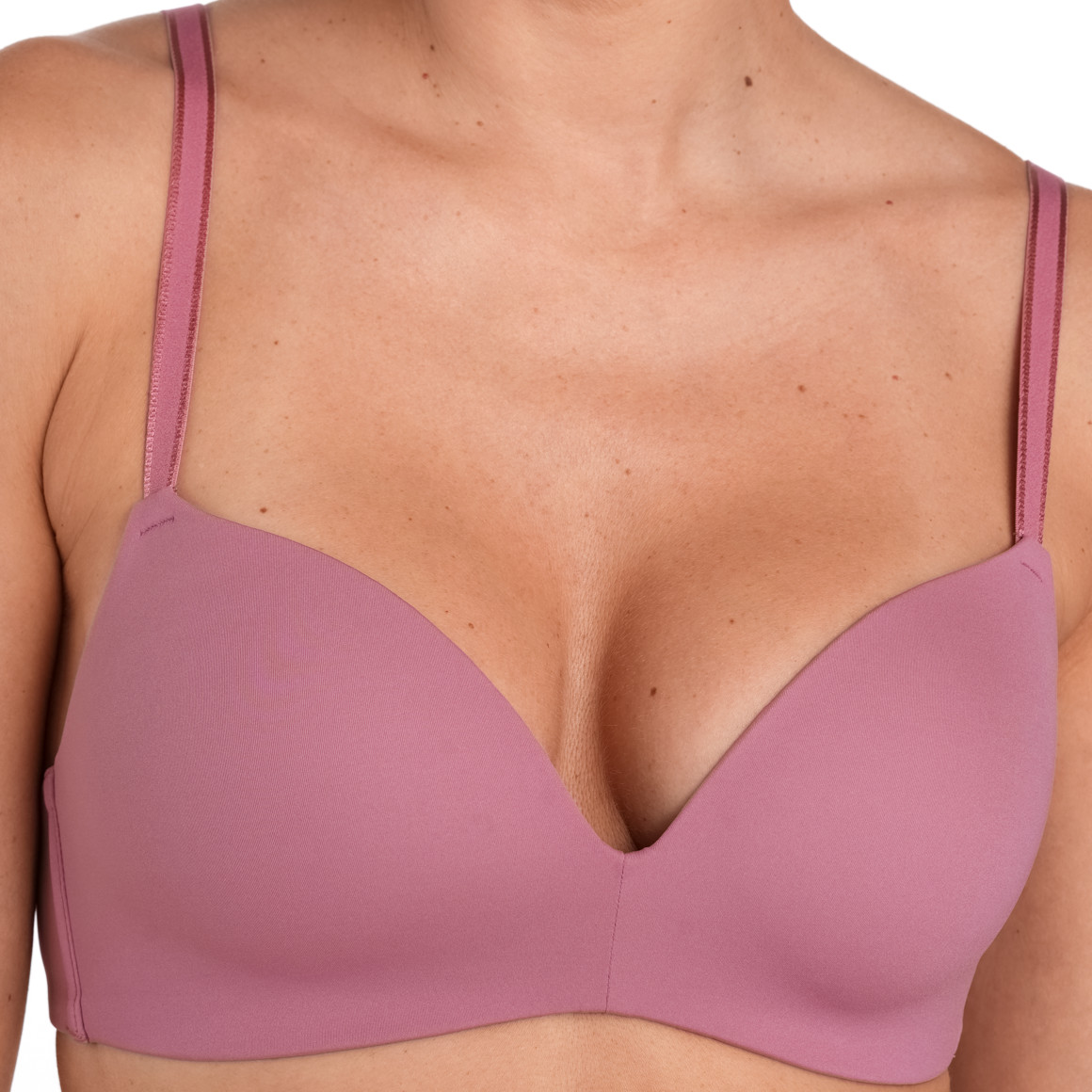 Zachte damesbeha in een basic look