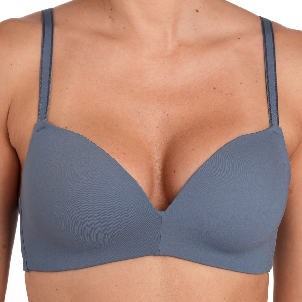 Zachte damesbeha in een basic look