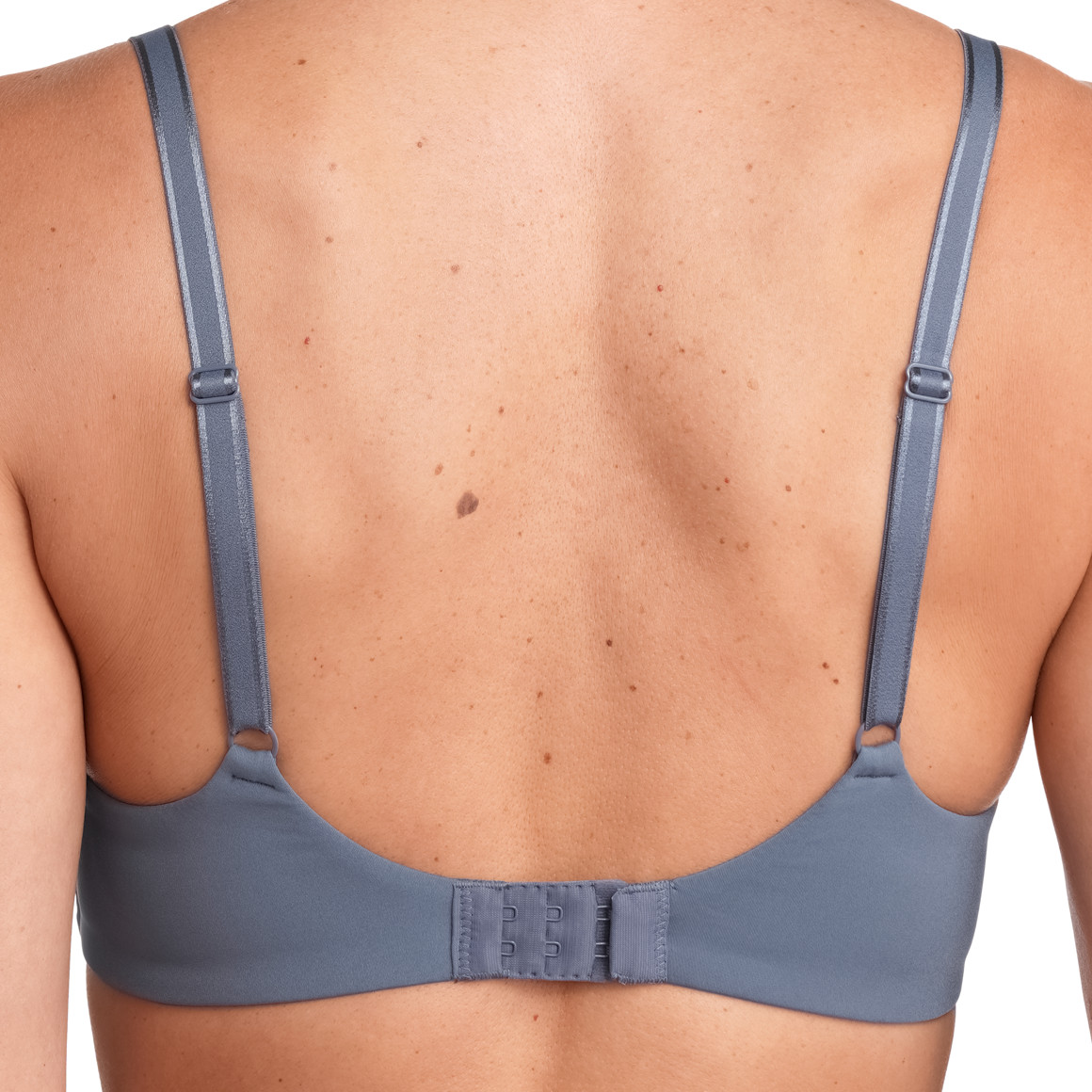 Zachte damesbeha in een basic look