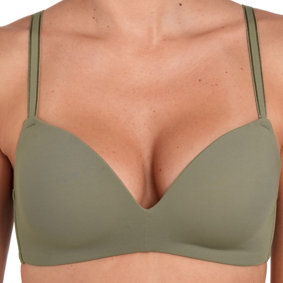 Zachte damesbeha in een basic look