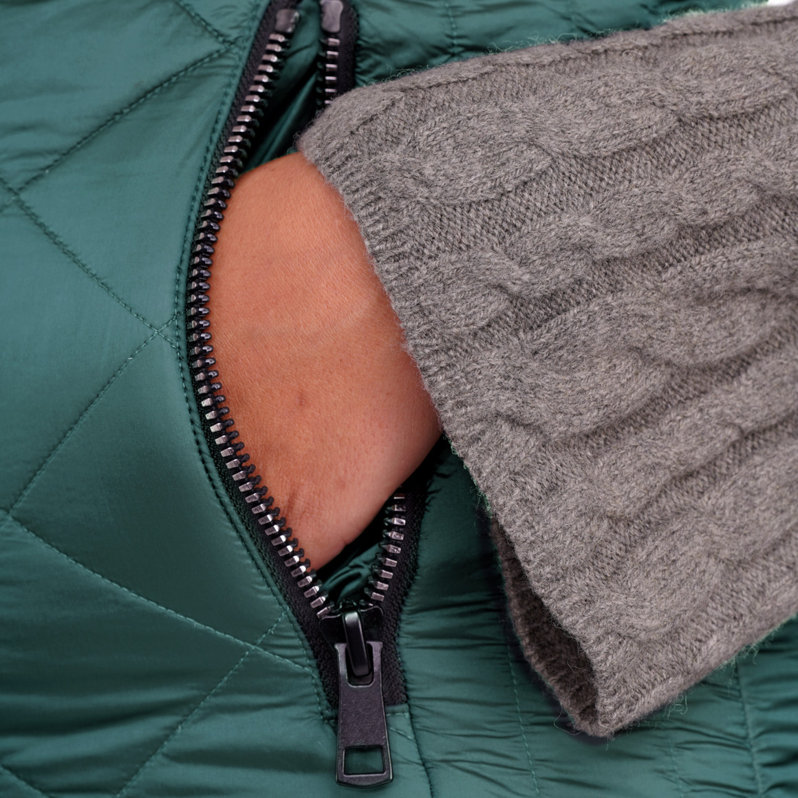 Dames gewatteerd vest met afneembare capuchon