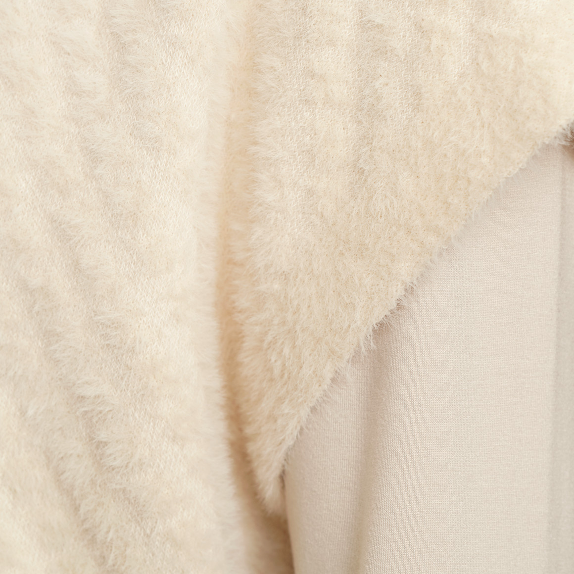 Gebreid damesgilet met knoopsluiting