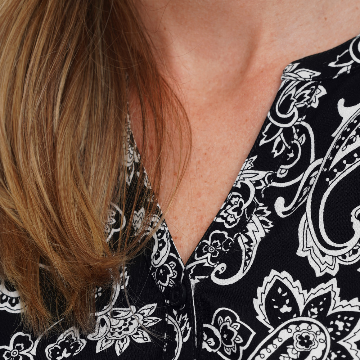 Damesblouse met omgeslagen mouwen