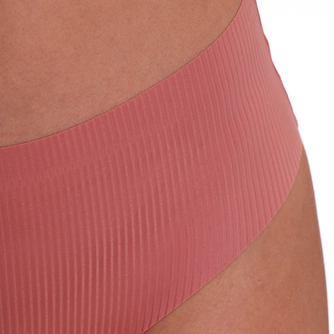 Naadloze damesslip met geribde structuur