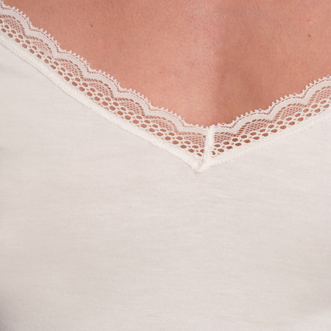 2 damesvesten met kant