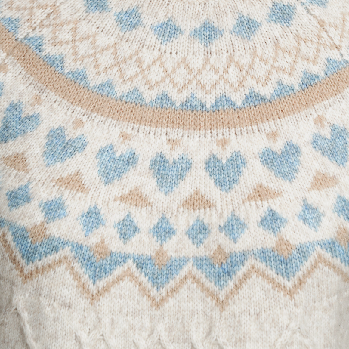 Gebreide damesjurk met Noors patroon