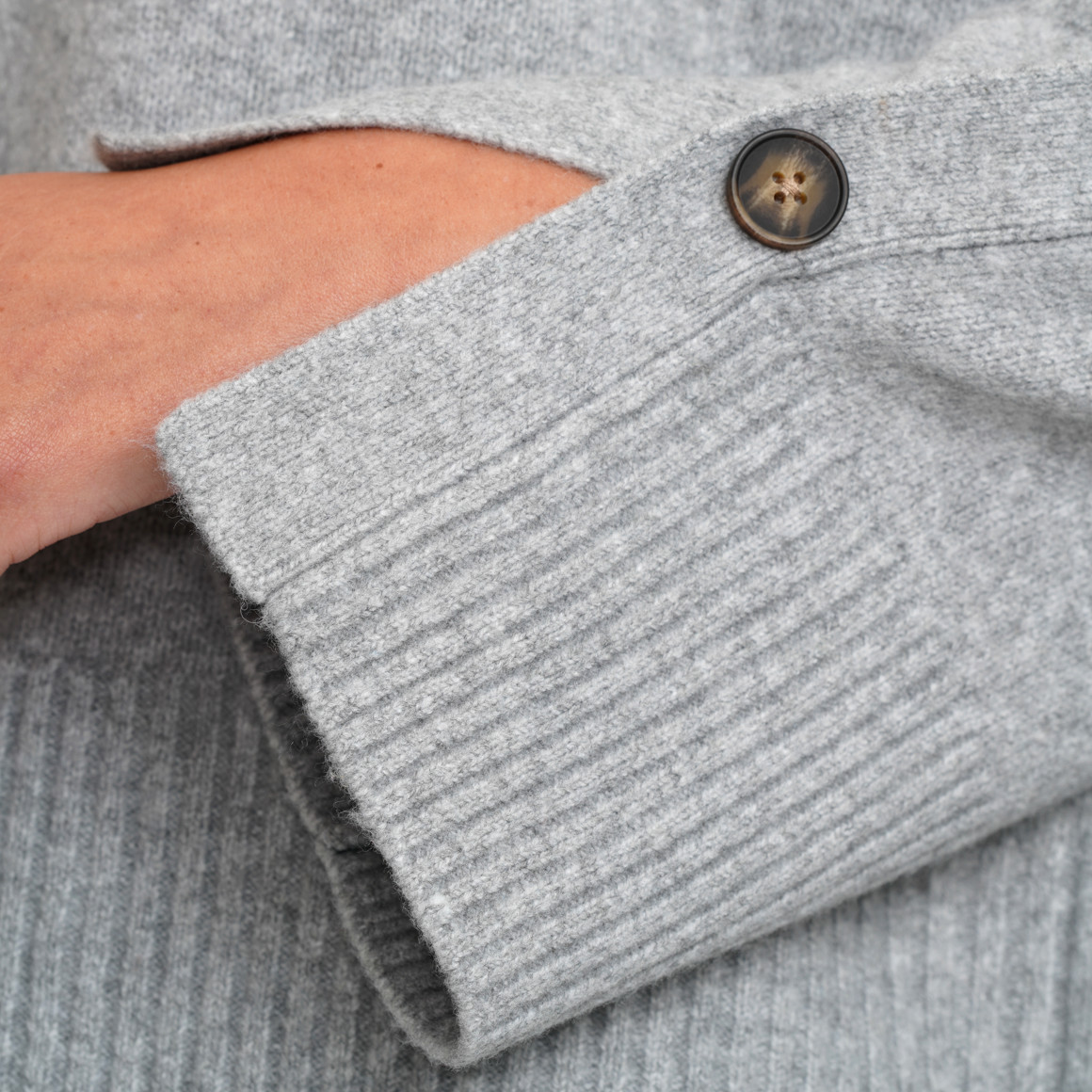 Dames gebreide trui met sierknopen