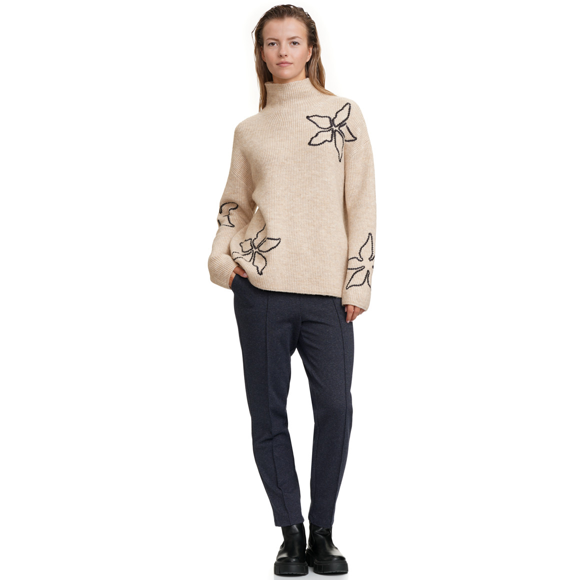 Gebreide damestrui met borduursel