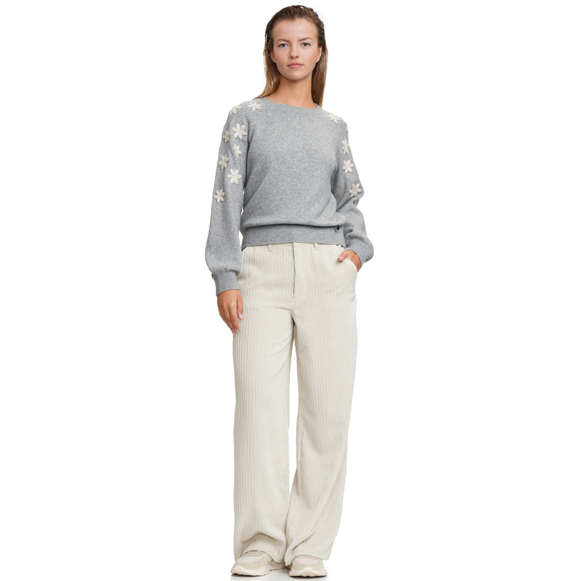 Gebreide damestrui met bloemenapplicatie