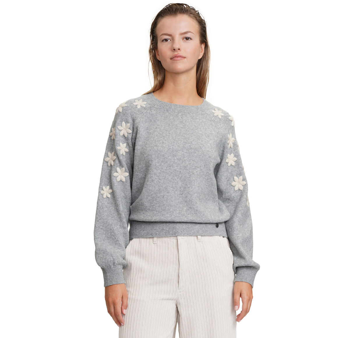 Gebreide damestrui met bloemenapplicatie