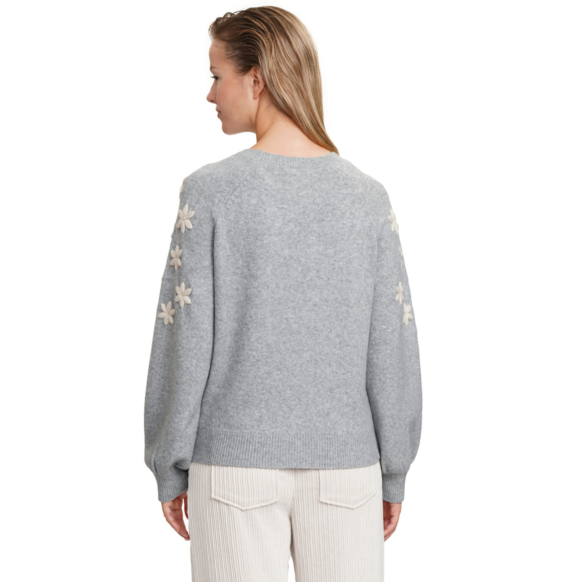 Gebreide damestrui met bloemenapplicatie