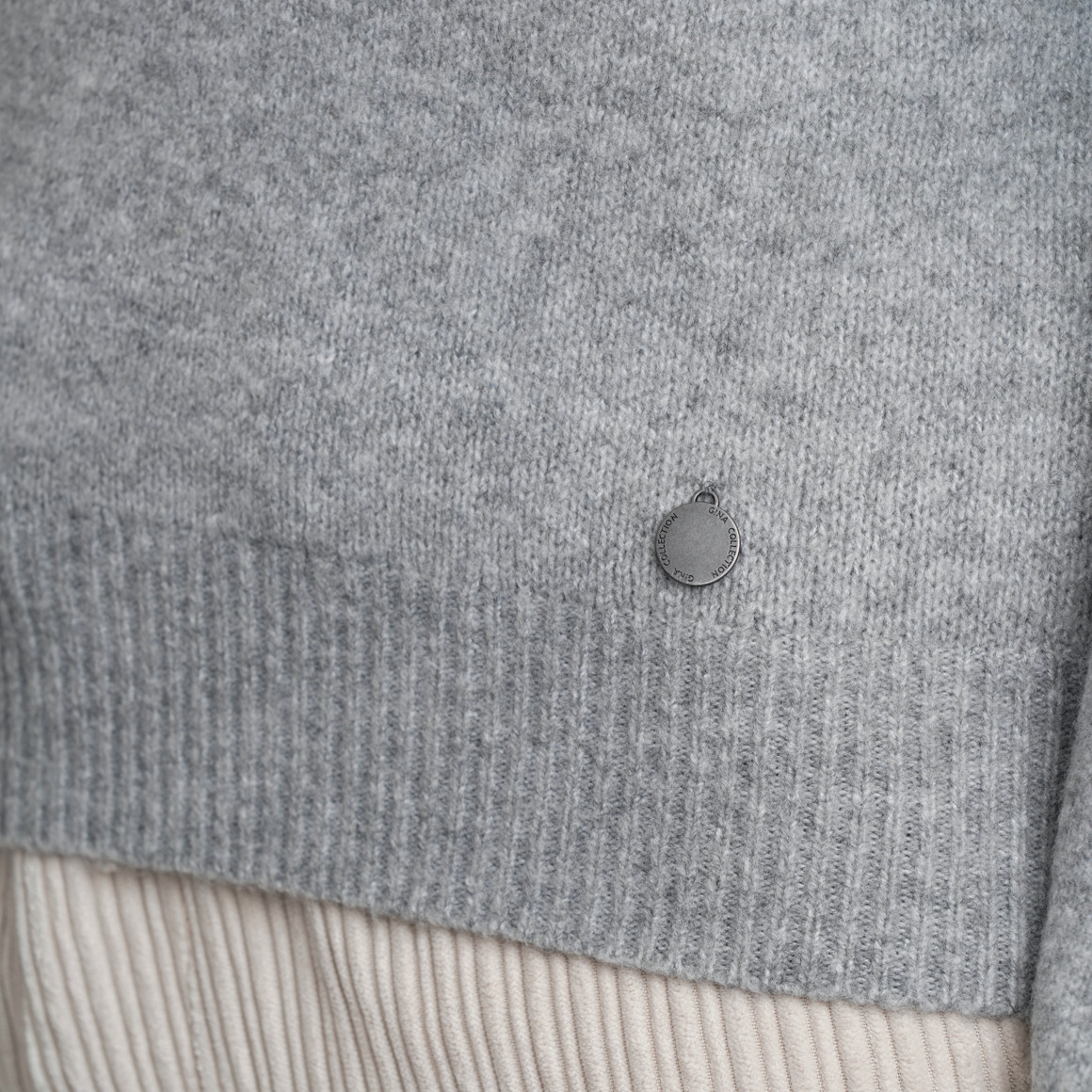 Gebreide damestrui met bloemenapplicatie