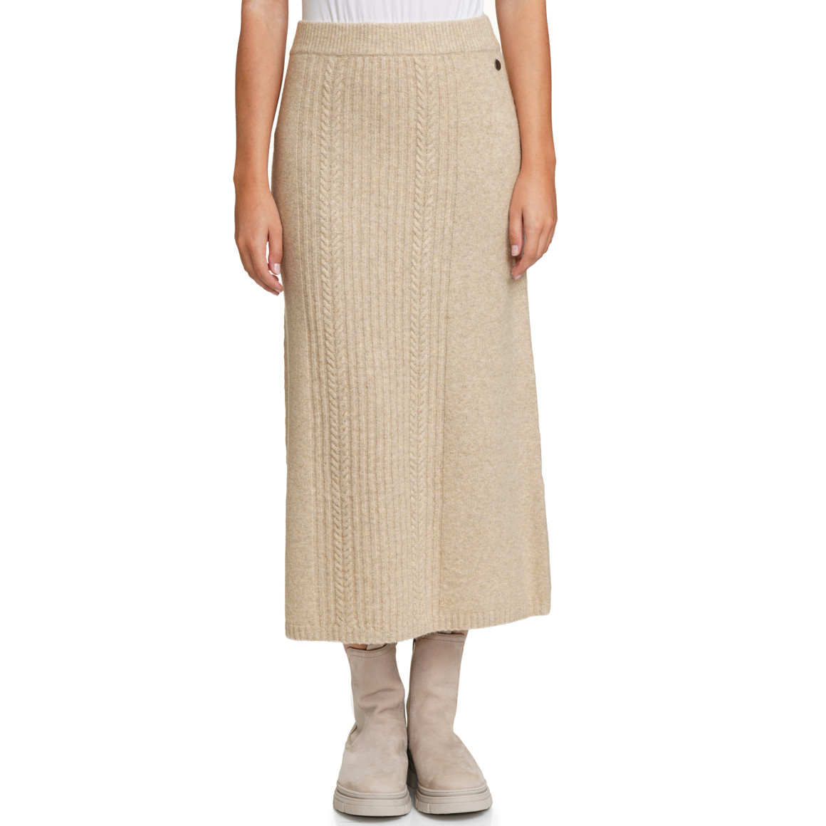 Gebreide damesrok met kabelpatroon