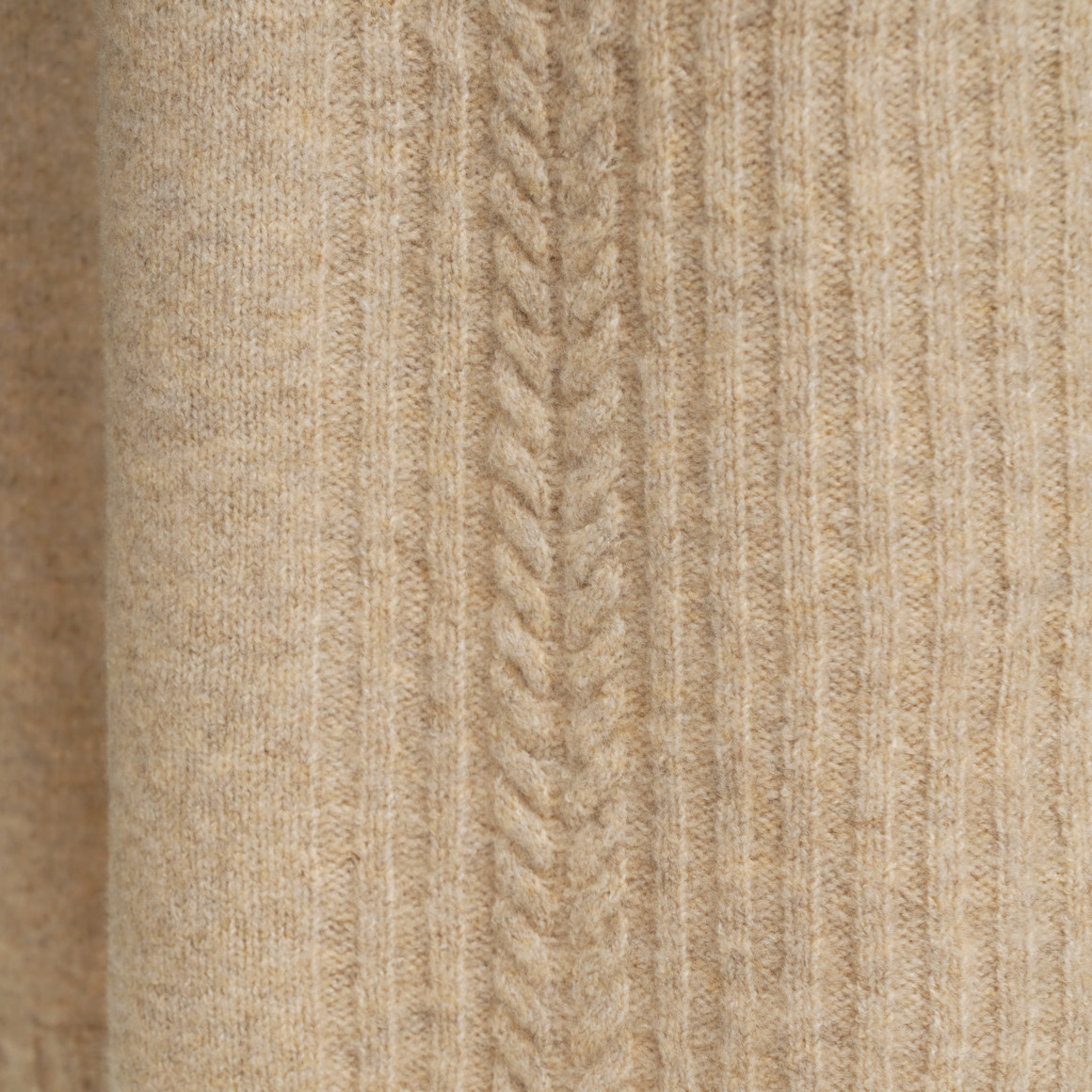 Gebreide damesrok met kabelpatroon