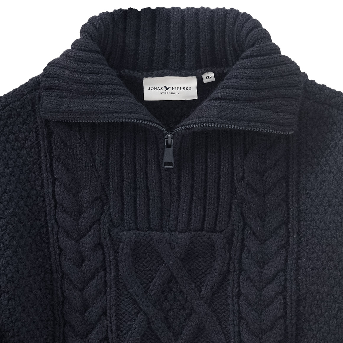 Jungen Strickpullover mit Zopf-Muster 