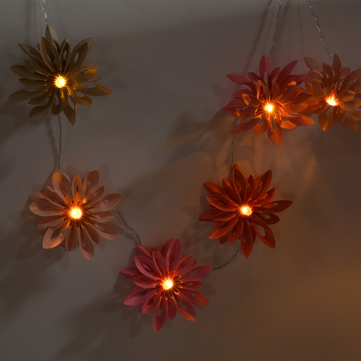 LED-Lichterkette mit Papierblumen