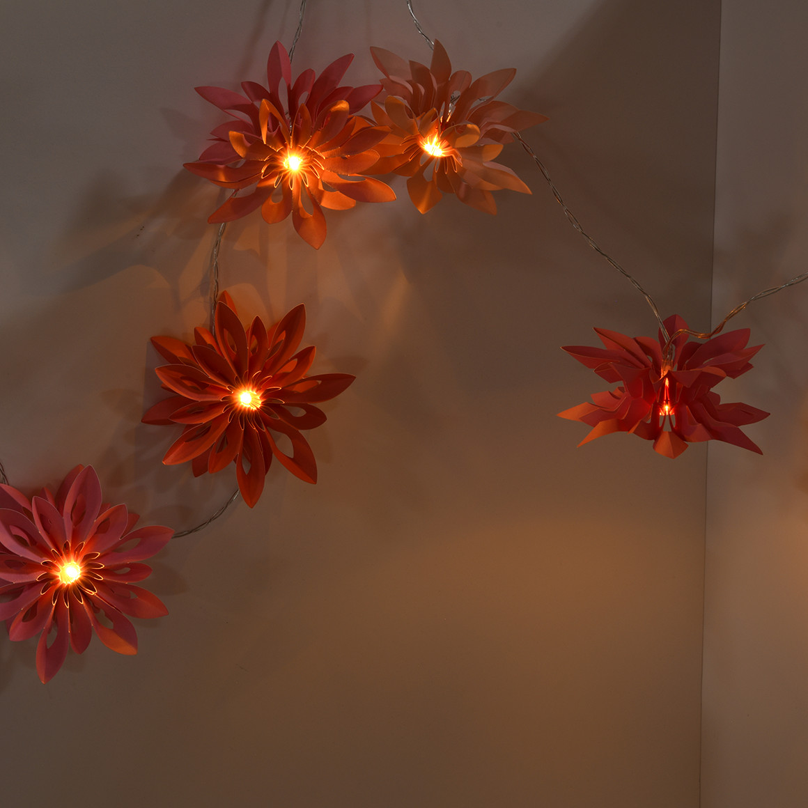 LED-Lichterkette mit Papierblumen
