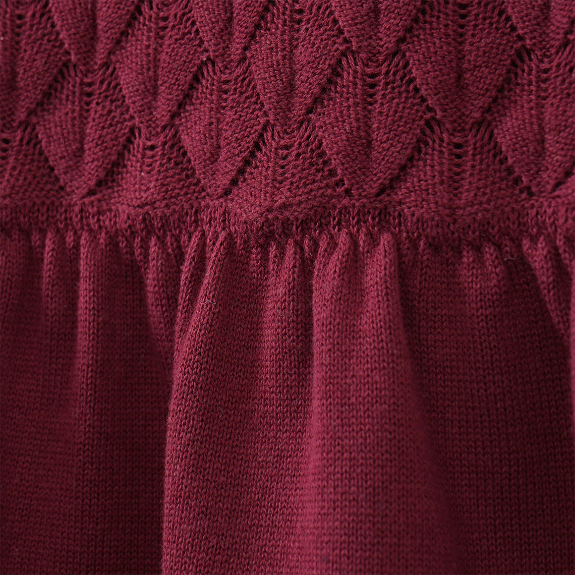 Gebreide meisjesjurk met honingraatstructuur